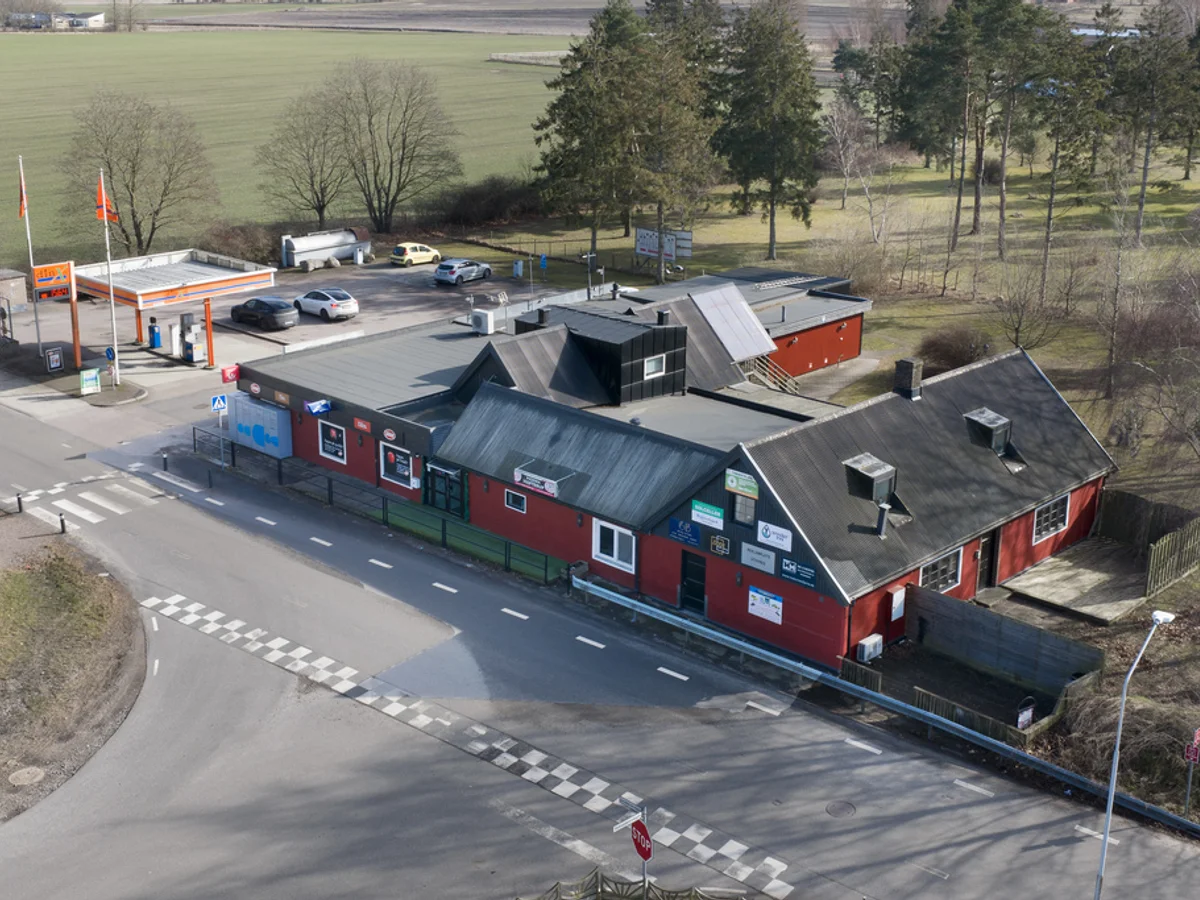 Fastighet med affärslokaler och lägenheter i familjevänliga Hofterup - Lundåkravägen 2