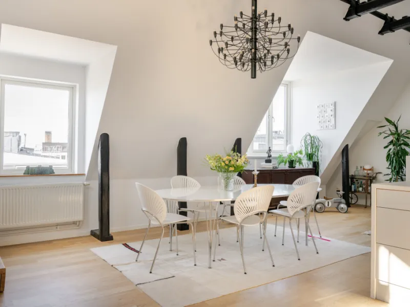 Spektakulär vindsvåning i två etage med öppna ytor, eldstad, takterrass i söder & vidsträckta vyer.