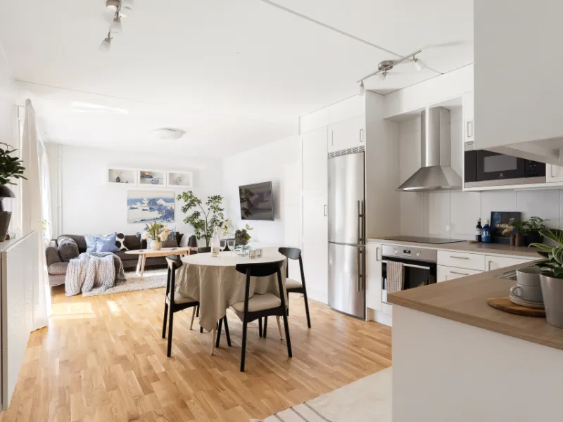 Väldisponerad 2:a med uteplats i söderläge i populär BRF på Mariehällstorget! Kamomillagatan 3 Bromma / Annedal