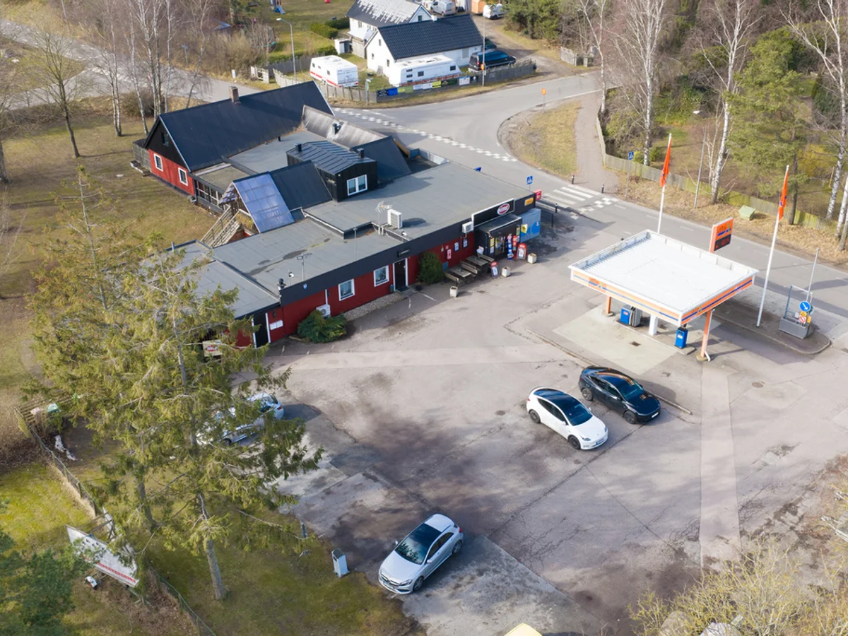 Fastighet med affärslokaler och lägenheter i familjevänliga Hofterup - Lundåkravägen 2