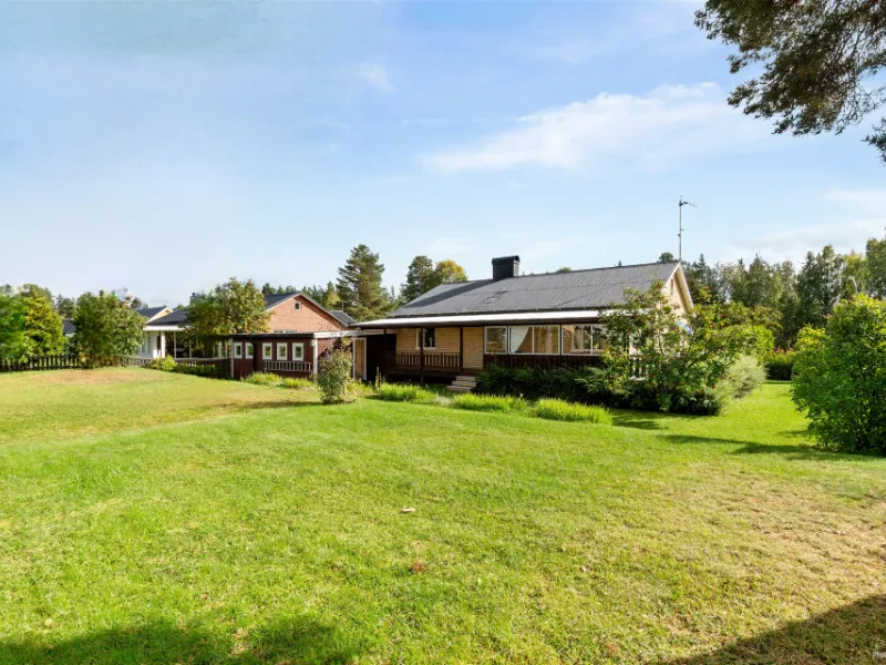 Rymlig villa med inglasad altan och dubbelgarage till salu på Sandvägen 7 i Lycksele