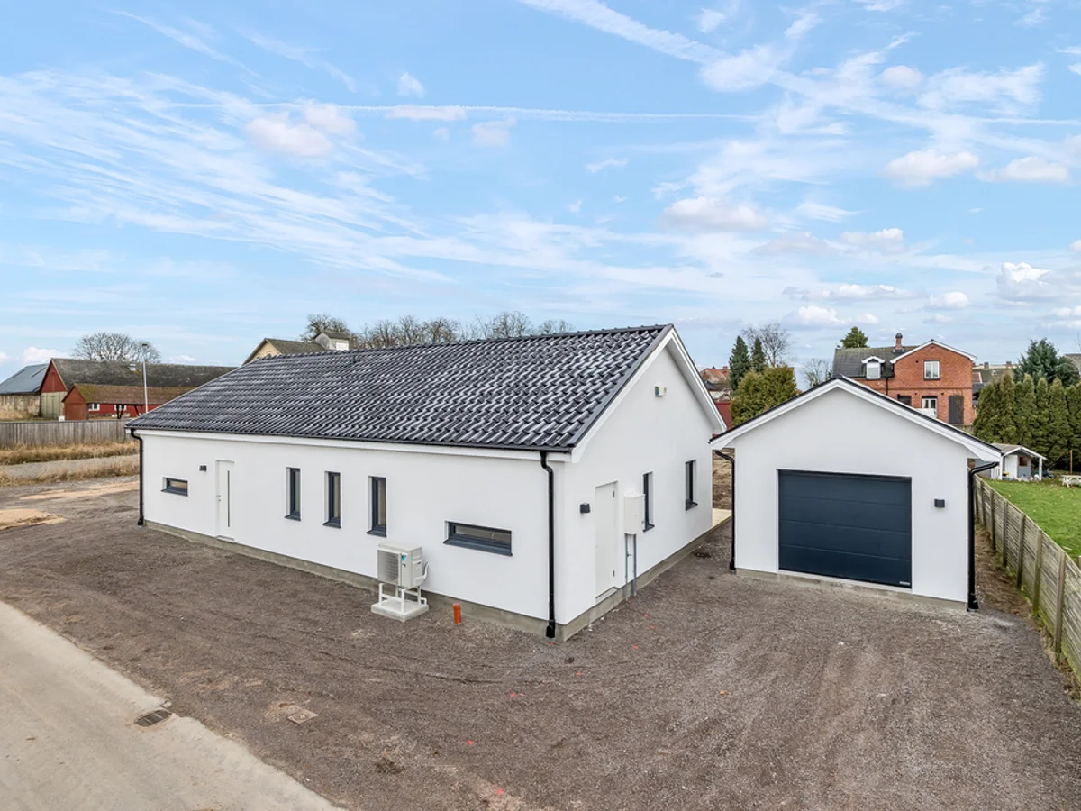 Nybyggt och gediget stenhus i ett plan - Stort garage - 4 sovrum