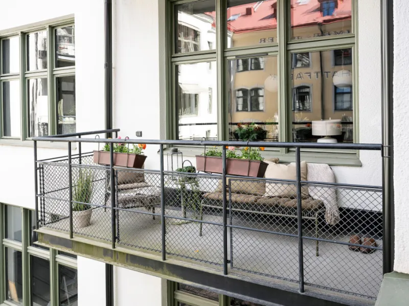 Exklusiv 3,5:a med balkong i väster, öppna sällskapsytor och generös takhöjd i Stråhattsfabriken