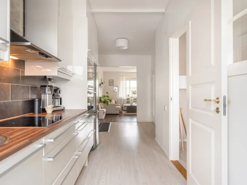 Smartly planned one-bedroom apartment with south-facing balcony, close to both university and town centre