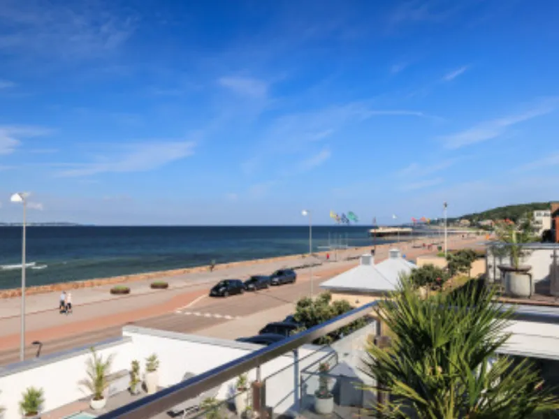 Strandnära villa med utsikten i fokus