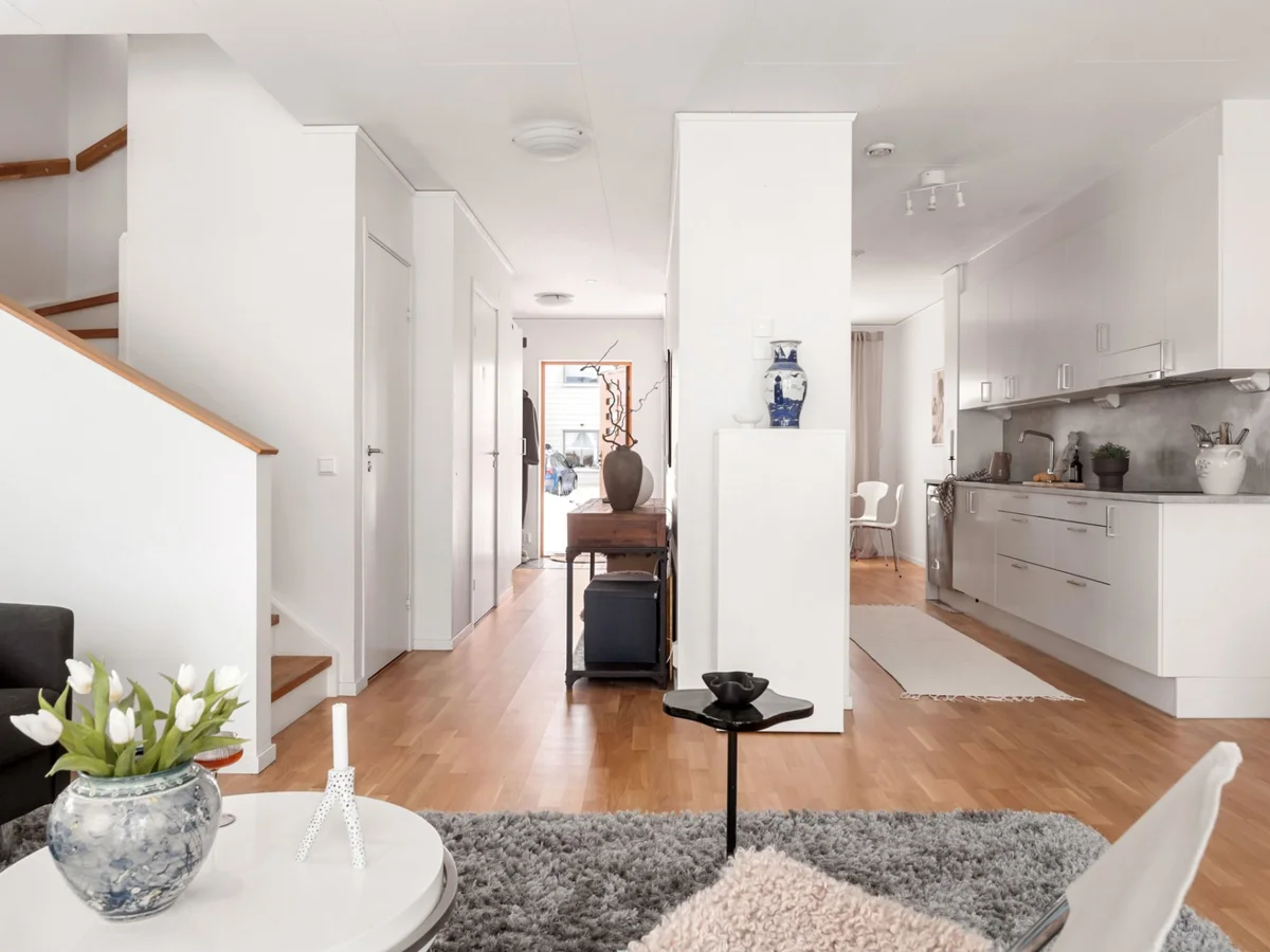Radhus i bostadsrättsform med hörnläge!