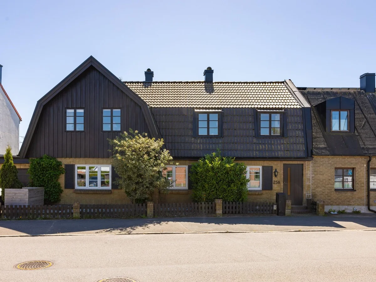 HAVSNÄRA GATUHUS MED CHARM, RYMLIGA YTOR, FANTASTISK TRÄDGÅRD & SOLCELLER