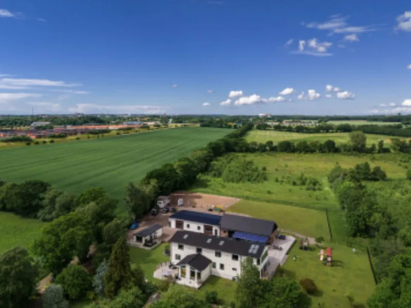 Upgraded multi-generational home a stone's throw from the city with stable and heated garage/workshop - Påarpsvägen 11