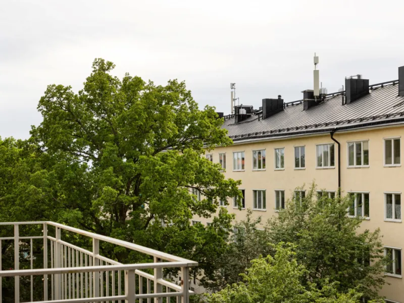 Charmig 30-talspärla högst upp med solig västbalkong, fri sikt och smart planlösning