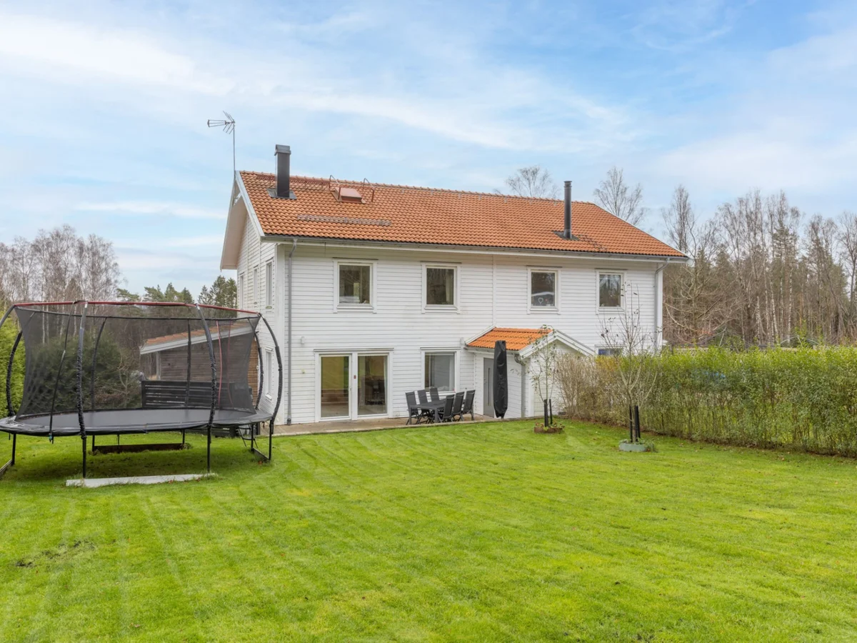Parhus om 2-plan med hög standard och generös trädgård!