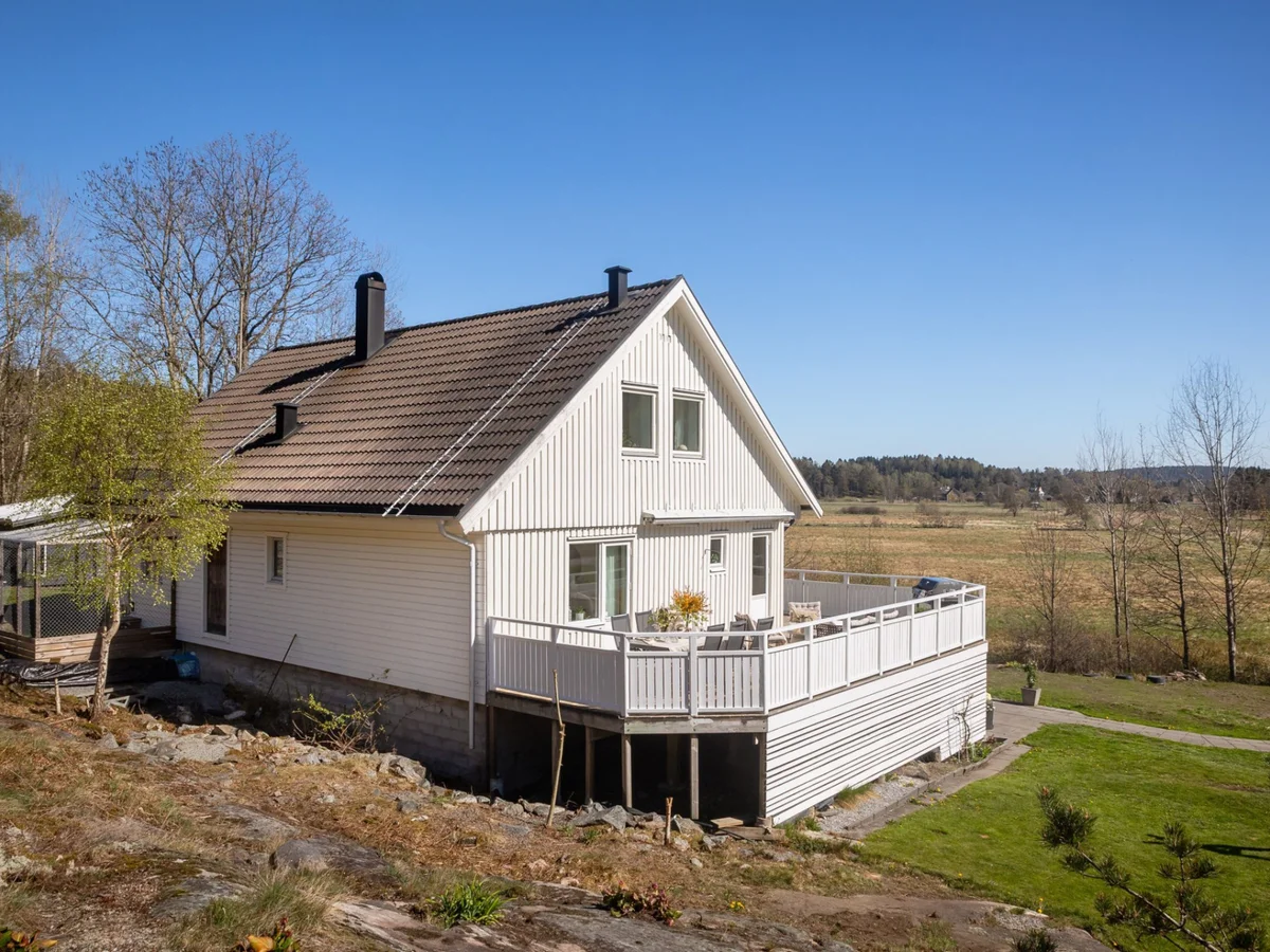Vacker villa i lantlig idyll med vidsträckt utsikt och två gästhus