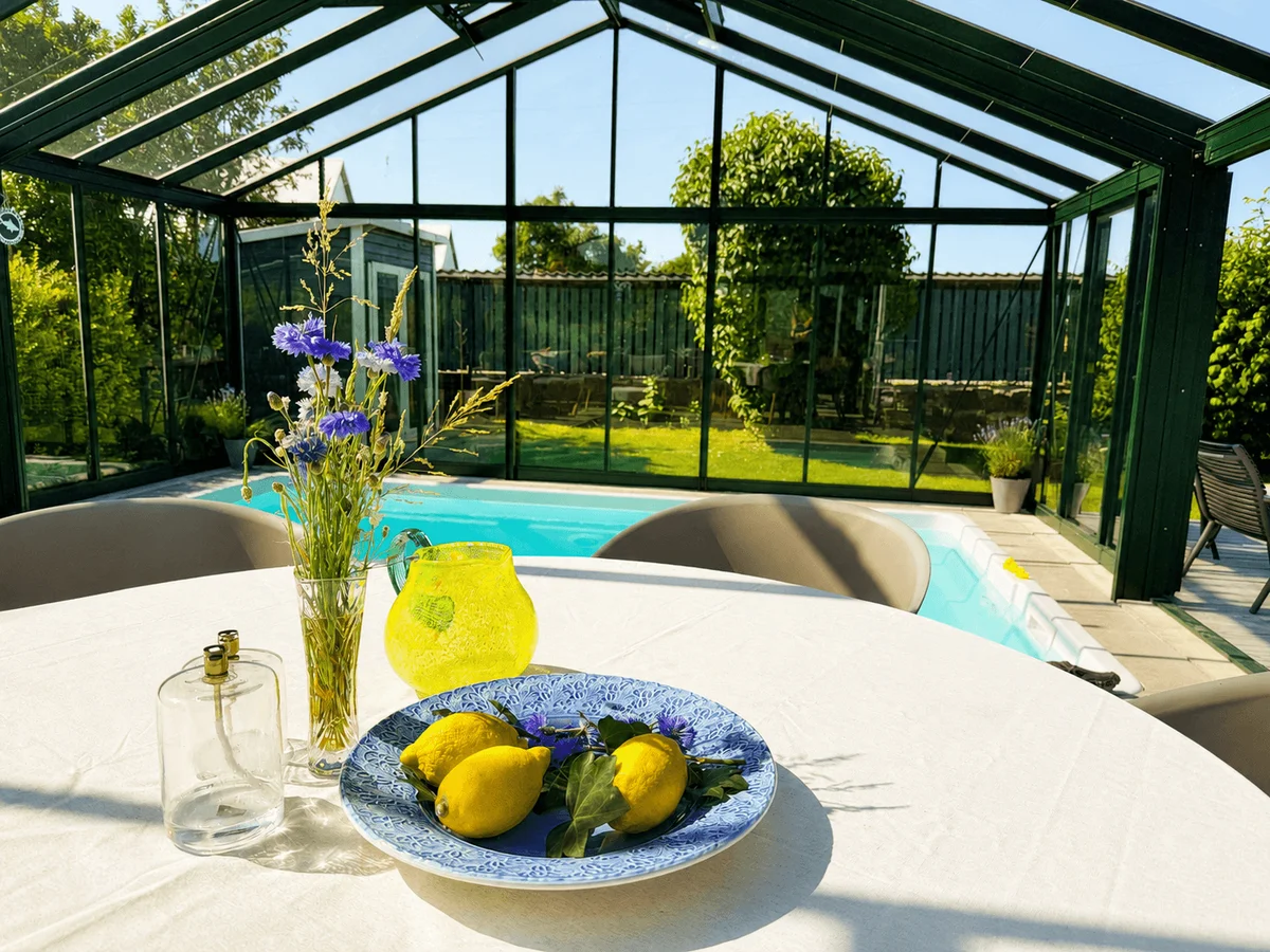 Välplanerad villa med generösa ytor, solceller, pool och växthus
