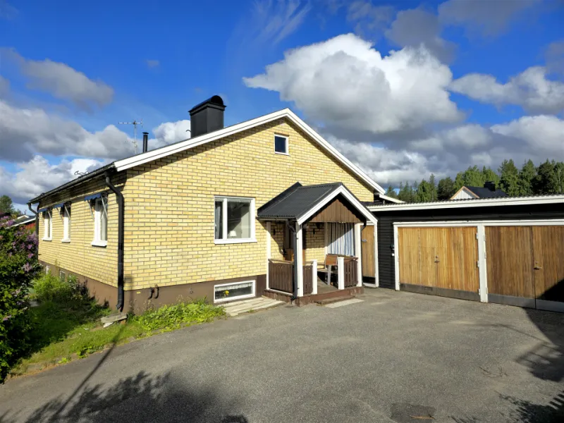 Rymlig villa med inglasad altan och dubbelgarage till salu på Sandvägen 7 i Lycksele