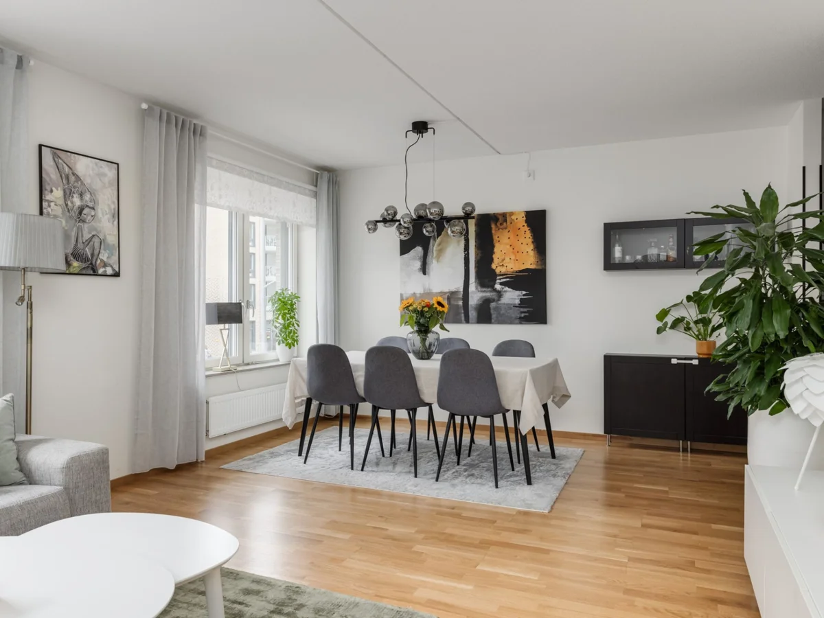 Stilfull och centralt belägen trea med balkong!