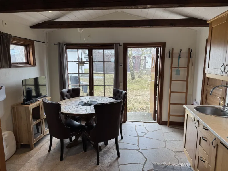 Cosy cabin with wood stove and limestone floors – close to the sea in Björkhaga!