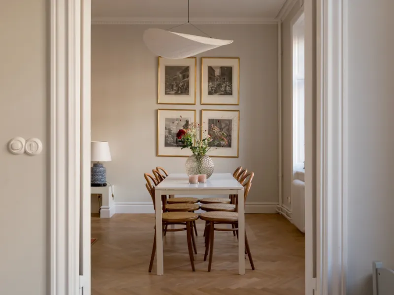 Drömlik & klassisk sekelskiftestrea med högt & ljust läge, stilren design & balkong i söderläge. Surbrunnsgatan 31 B, 4 tr, Vasastan