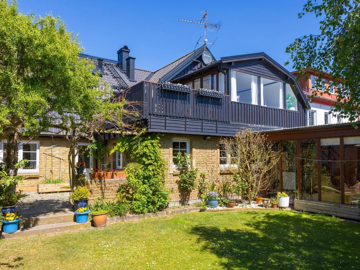 HAVSNÄRA GATUHUS MED CHARM, RYMLIGA YTOR, FANTASTISK TRÄDGÅRD & SOLCELLER