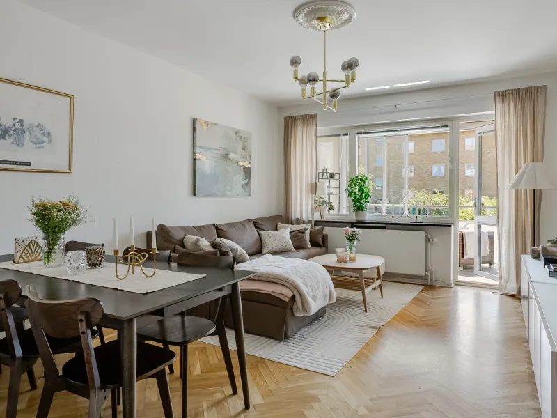 Välplanerad tvåa med stor inglasad balkong & fint ljusinsläpp