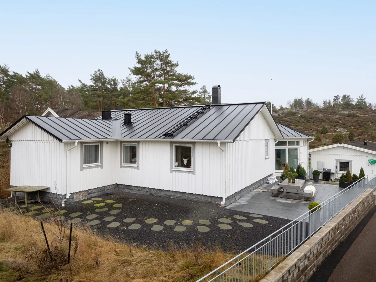 Stilrent renoverat enplanshus med etage, spa och garage!