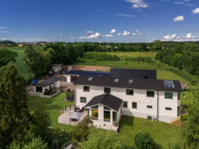 Upgraded multi-generational home a stone's throw from the city with stable and heated garage/workshop - Påarpsvägen 11