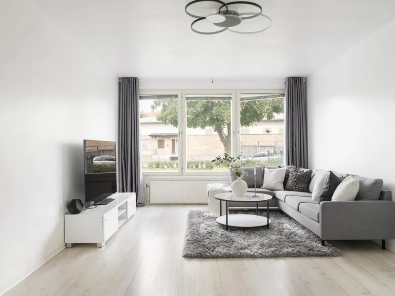 WELL-PLANNED 3-ROOM APARTMENT HALF A FLIGHT UP