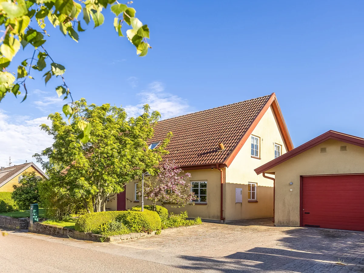 Naturnära villadröm i 1,5-plan + garage - Byggår 2003 - Boarean 208 kvm inkluderar 3 badrum - Hjortstigen 3B, Genarp | Bülow & Lind