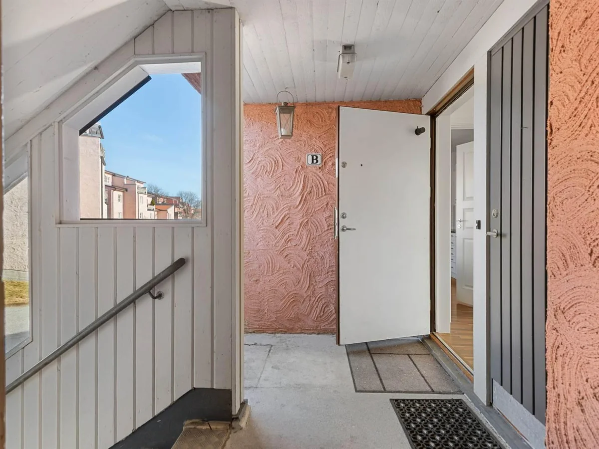Travgatan 30B, Smedby