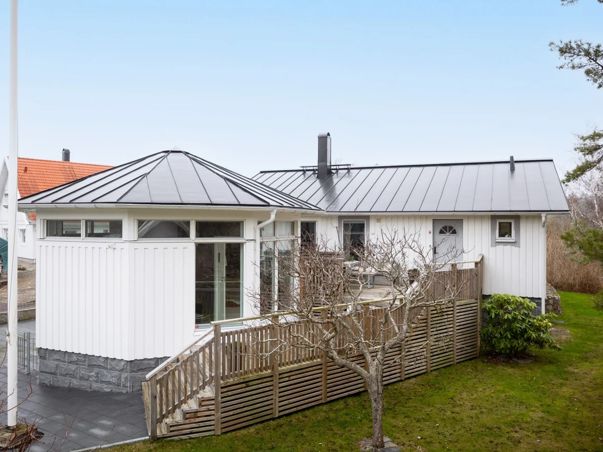 Stilrent renoverat enplanshus med etage, spa och garage!