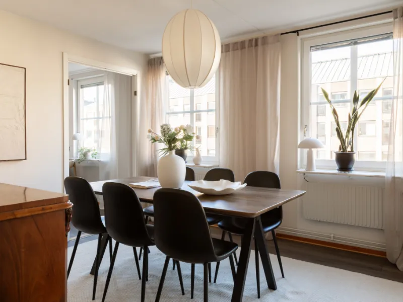 Odengatan 31A, 4tr, Vasastan - Generös 4:a högt upp i huset med rum i fil och flexibel planlösning – Låg avgift & stabil förening