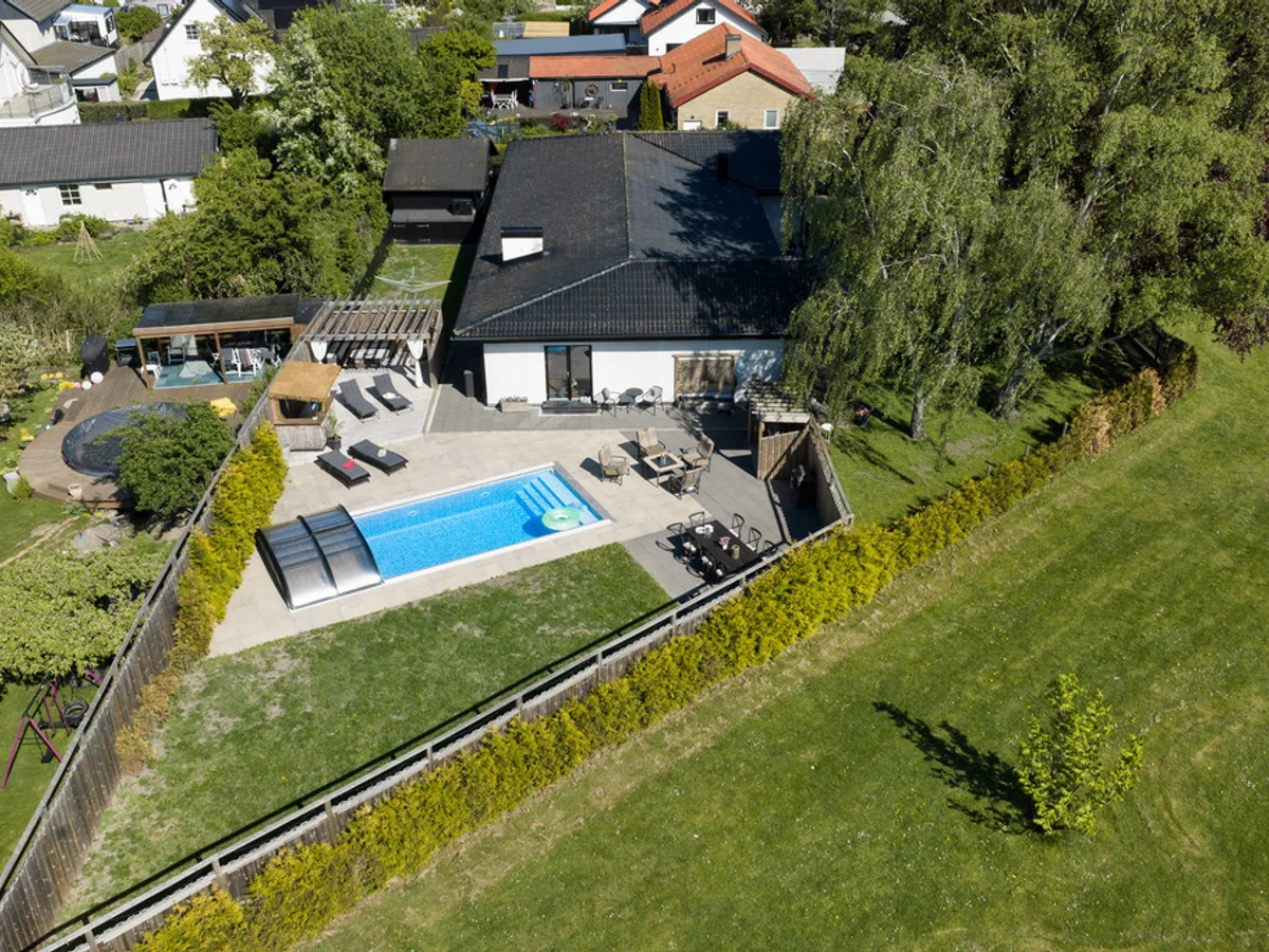 1-plansvilla med härlig rymd - Öppna spisar - Inhägnat semesterlikt poolområde - Stort dubbelgarage
