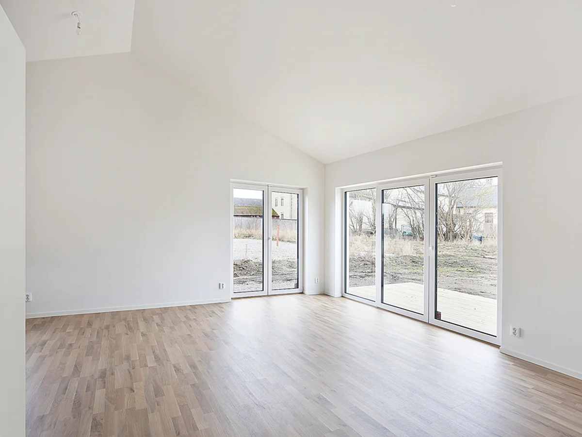Nybyggt och gediget stenhus i ett plan - Stort garage - 4 sovrum