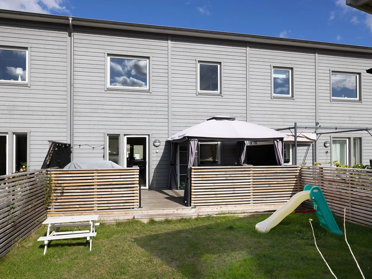 Trivsamt boende - Barnvänligt läge - inhägnad tomt - Linneagården 7E, Häljarp