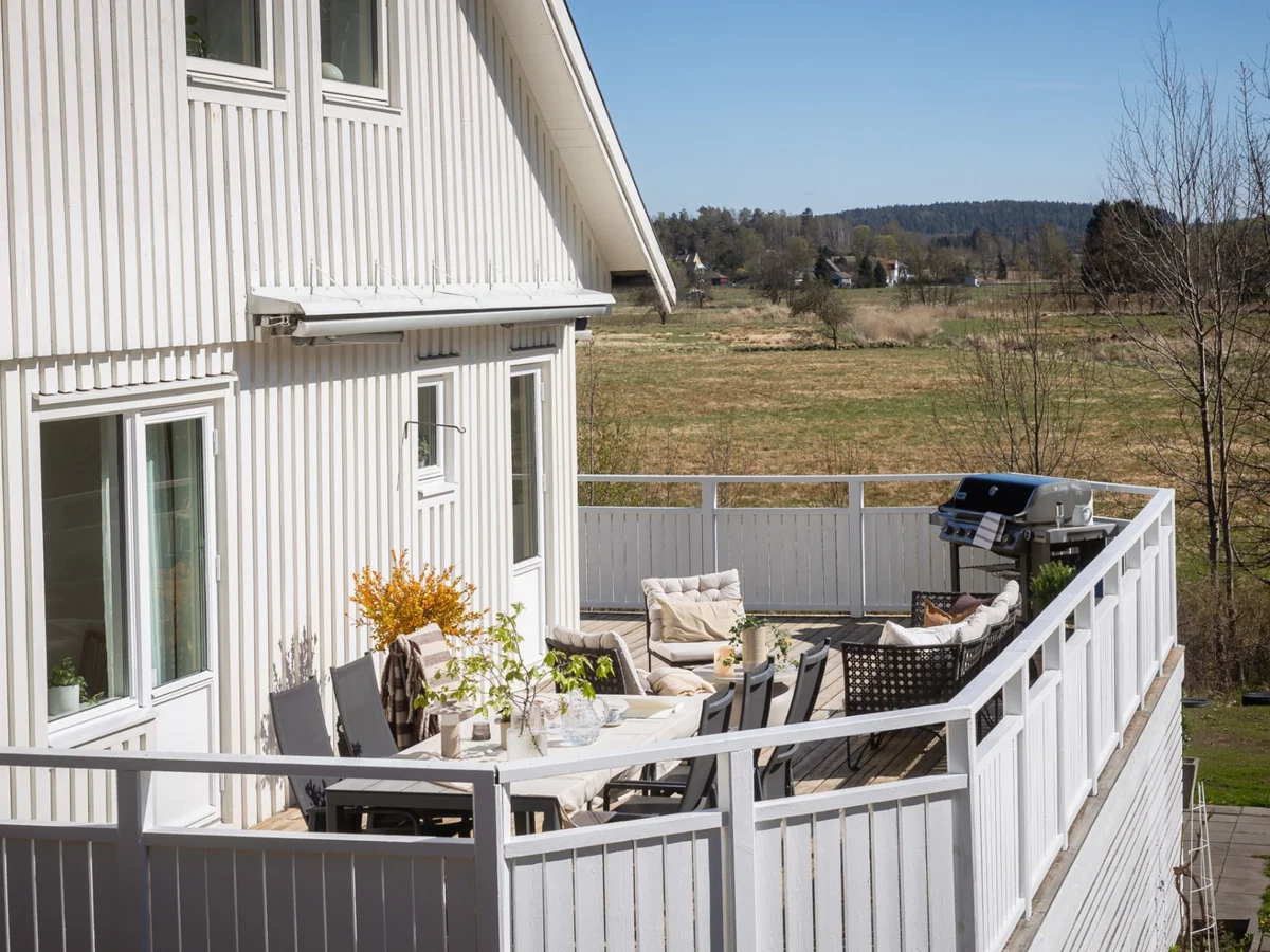Vacker villa i lantlig idyll med vidsträckt utsikt och två gästhus