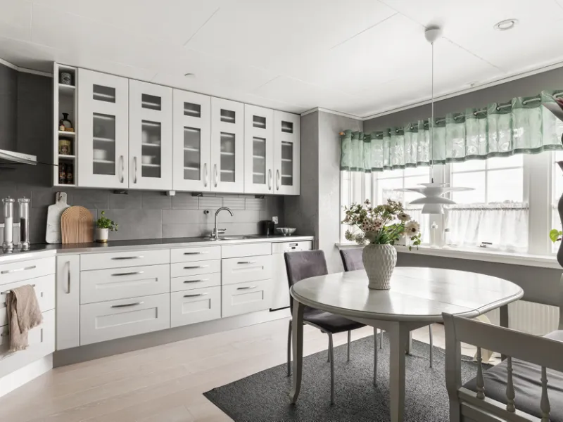 Spacious and well-planned family villa with garage and finished basement in the heart of Vallda