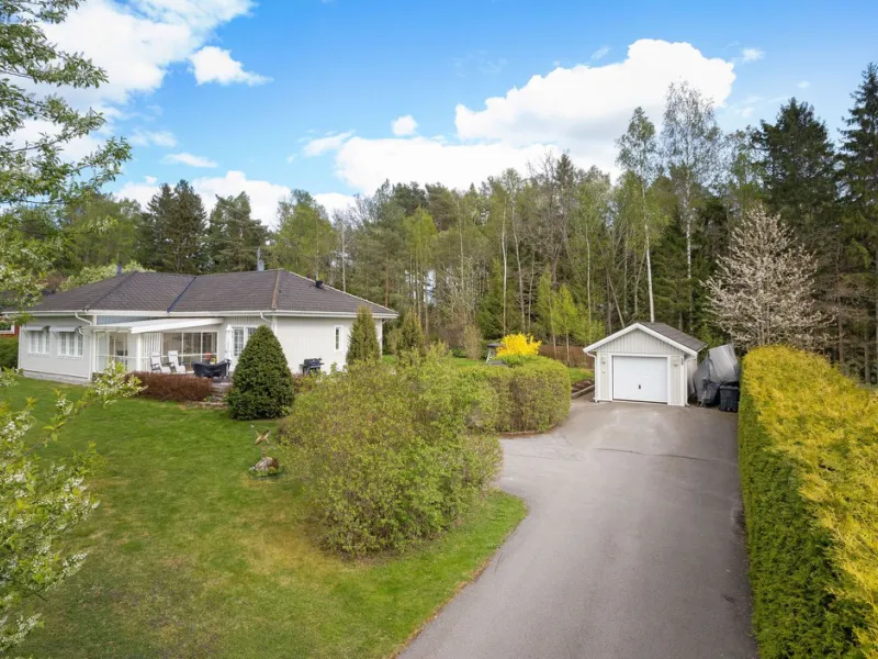 Husbyvägen 30 - Bro - Detached villa - HusmanHagberg