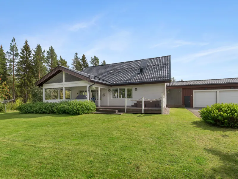 Rymlig familjevilla med naturnära läge