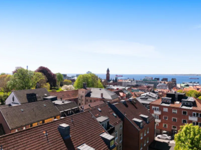 Lovely gable apartment with unobstructed position & magnificent view over the city rooftops, Kärnan & Öresund